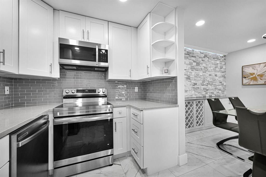 Building Photo - 6279 Bay Club Dr