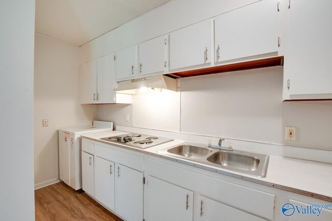 Building Photo - 1328 Oshaughnessy Ave NE