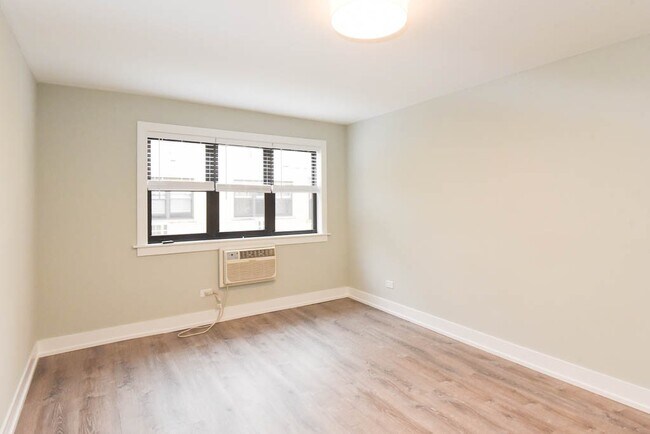 Building Photo - 450 W Barry Ave