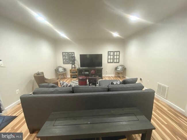 Building Photo - 3550 Bay View Dr