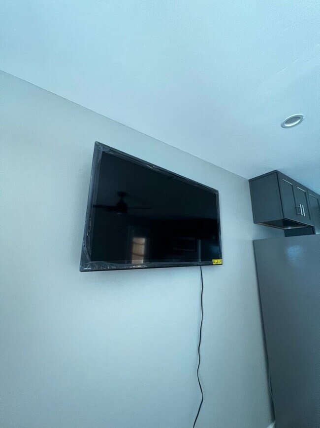 Building Photo - 4 suites in 1