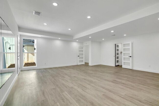 Building Photo - 12564 Memorial Dr