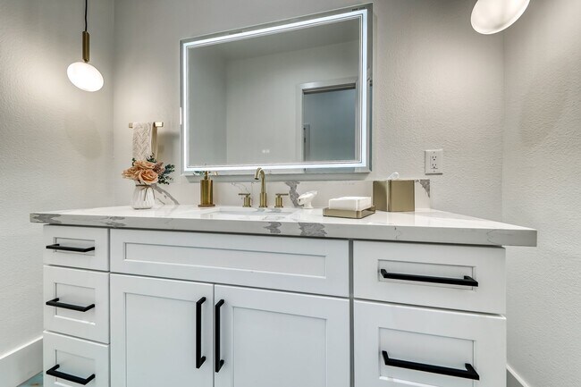 Building Photo - Stunning Green Valley, Guard Gated Community, Pool Home!