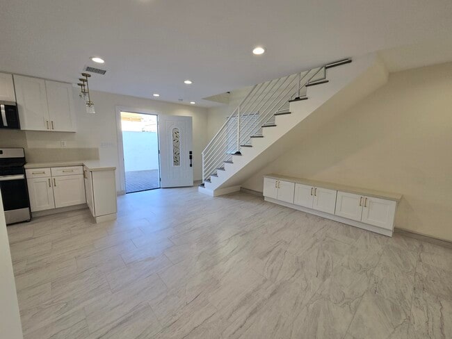 Building Photo - 11015 Califa St