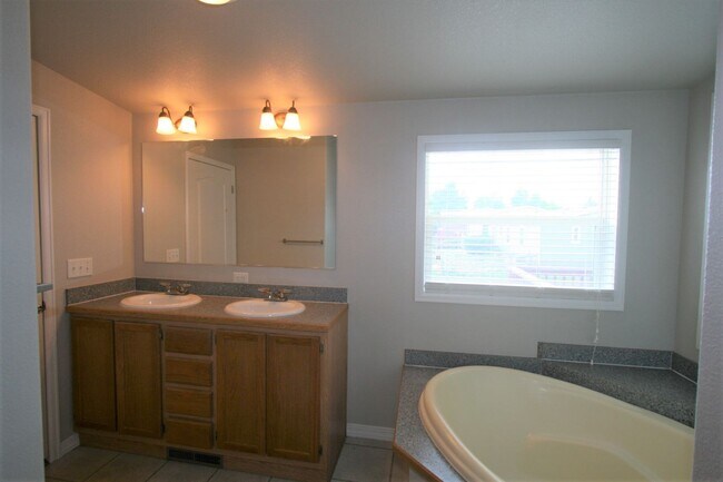 Building Photo - Great 3 Bedroom Ranch Style Home in low maintenance community!