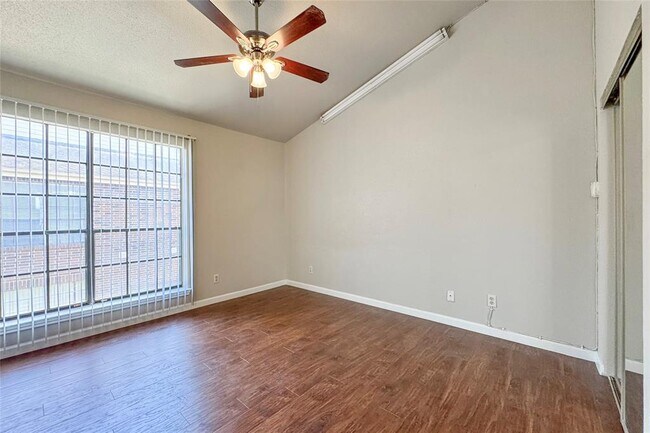 Building Photo - 2121 El Paseo St
