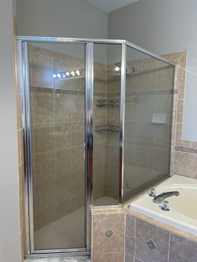 Building Photo - RIVERVIEW POOL HOME FOR RENT