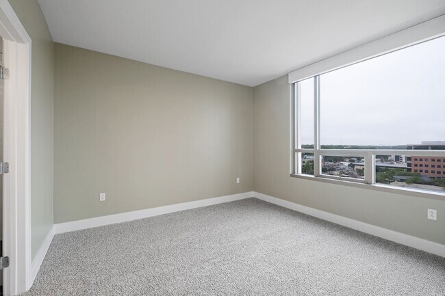 Building Photo - Luxurious 2 Bedroom, 2 Bath High Rise in Downtown Austin