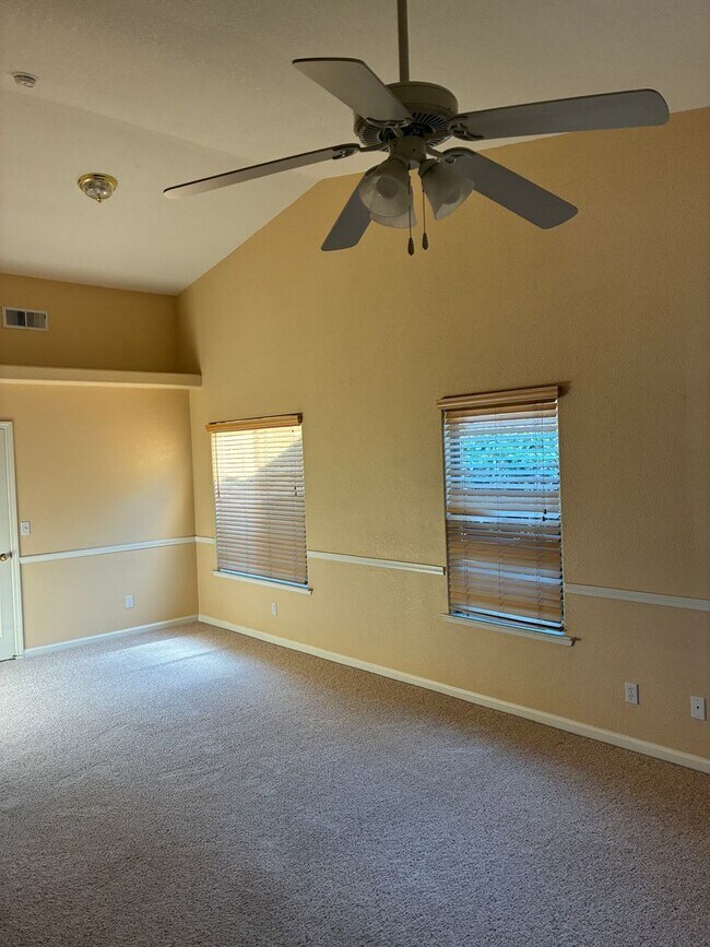 Building Photo - 3 Bedroom 2 Bath Home