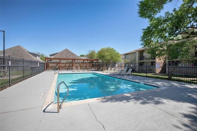 Building Photo - 3300 Pebblebrook Dr
