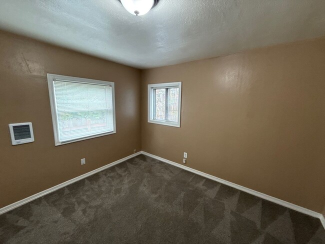Building Photo - 465 Madrona Ave SE