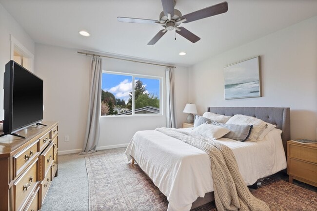 Building Photo - Spacious & Stylish 4-Bedroom A/C Townhome!