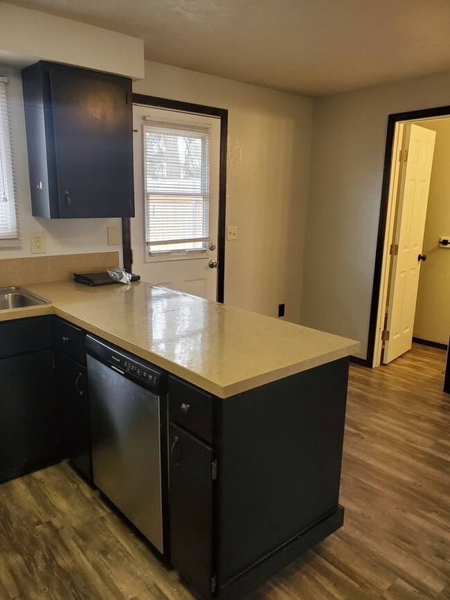 Building Photo - Darling updated duplex