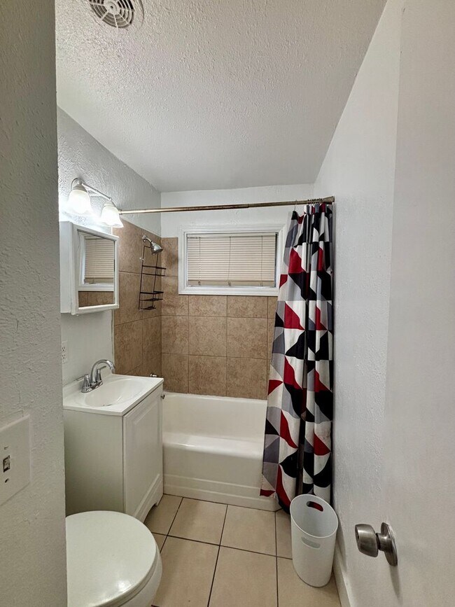 Building Photo - Nice 3 bedroom Home!