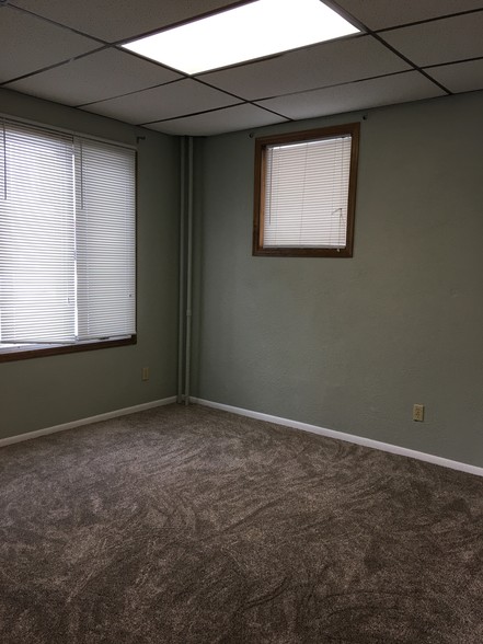 Front bedroom - 1826 E Superior St