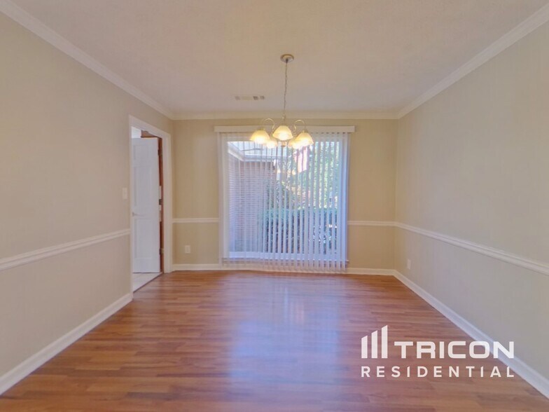 Building Photo - 5823 Williamsburg Dr NW