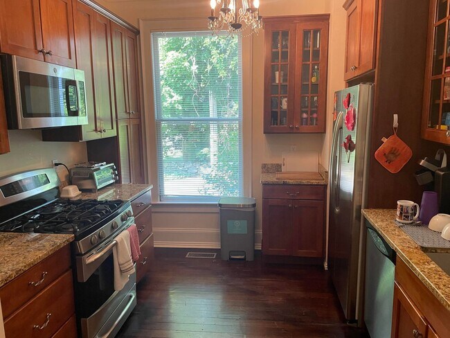 Building Photo - Lovely first floor 2 bedroom unit