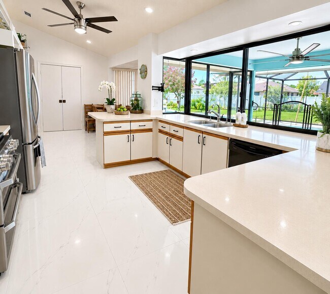 Building Photo - 230 SW Inwood Ave