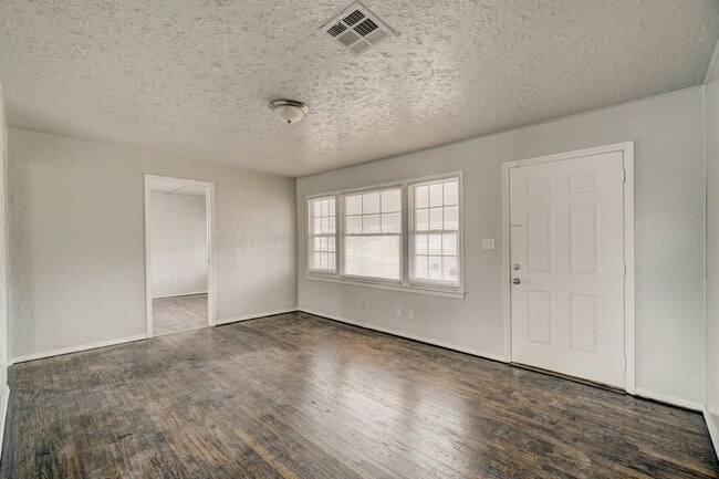 Building Photo - 3 Bed 1 Bath in Del City!