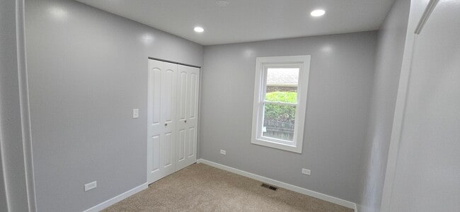 Building Photo - 15407 Kenton Ave