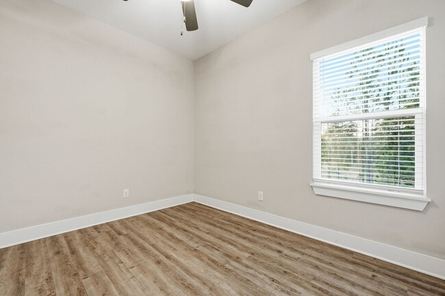 Building Photo - 3 Bedroom End Unit with a Lake View!!