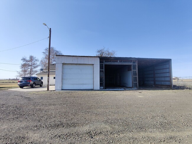 Building Photo - Large country setting home North of Pasco