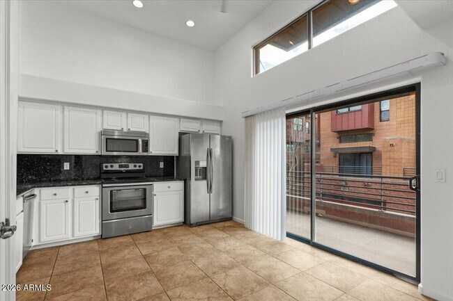 Building Photo - 330 S Farmer Ave