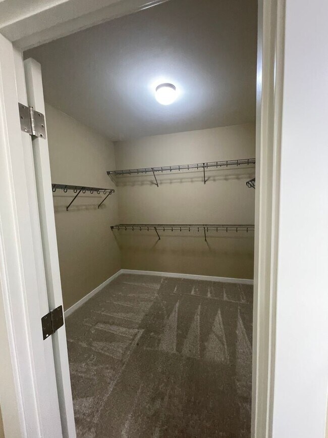 Building Photo - Beautiful Home with lots of upgrades