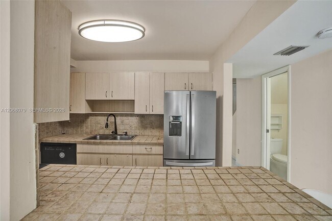 Building Photo - 5555 Ludlam Rd