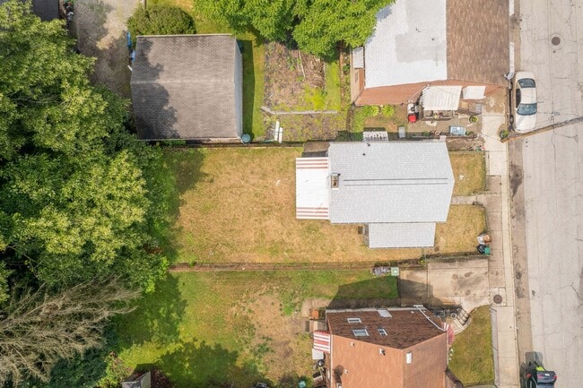 Building Photo - Stunning 2 bedroom home in Penn Avenue available August 1!