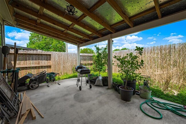 Building Photo - 8435 Westknoll Ln