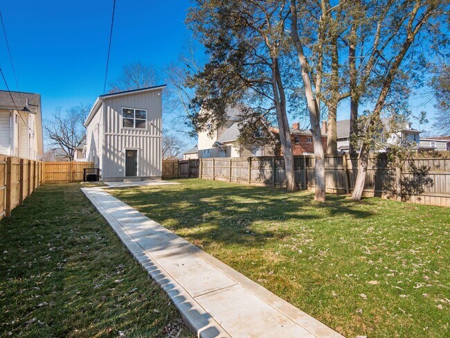 Building Photo - 384 Whitethorne Ave