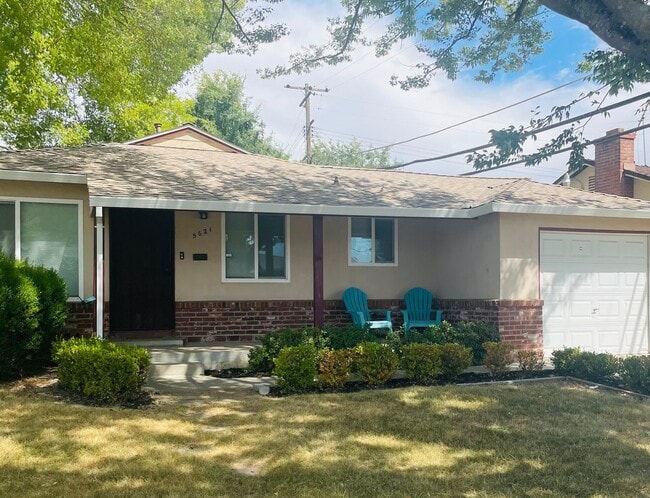 Building Photo - Renovated 2bed/1bath Duplex