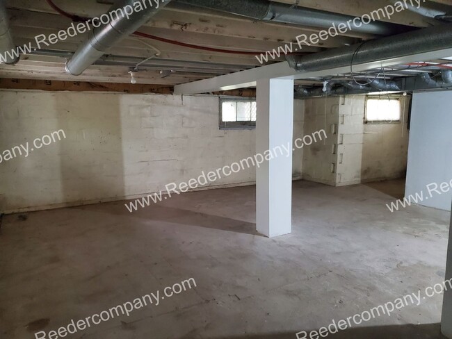 Building Photo - Large 2 bedroom home (close to the beach)