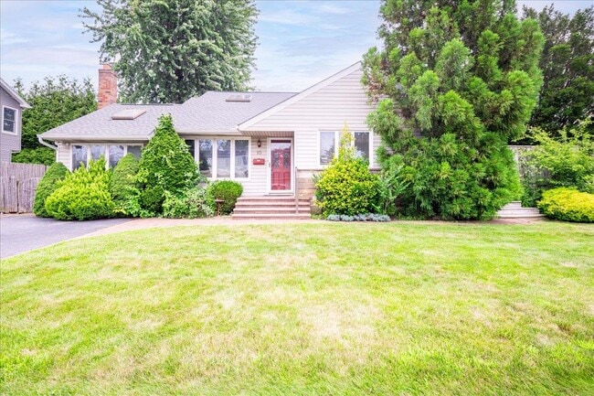 Primary Photo - 10 Seneca Dr