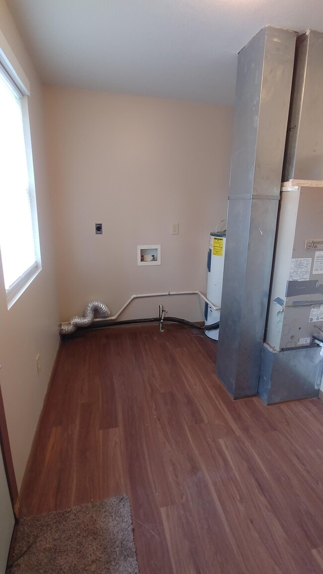 Building Photo - 207 N Elm St