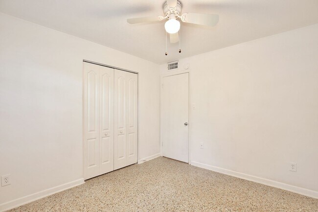 Building Photo - Beautiful 3/2 Spacious Pool Home with a Fe...