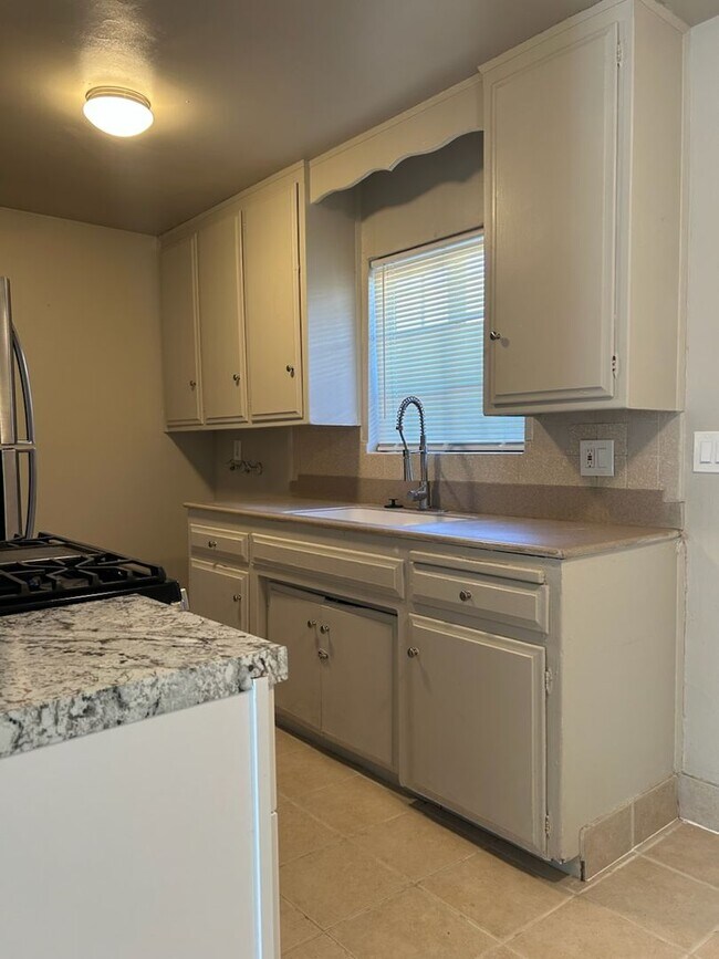 Building Photo - 702 W Atkins Ave