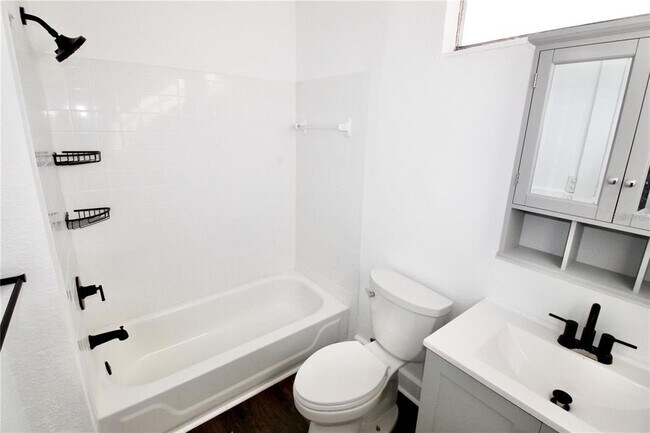 Building Photo - 610 Dundee Rd