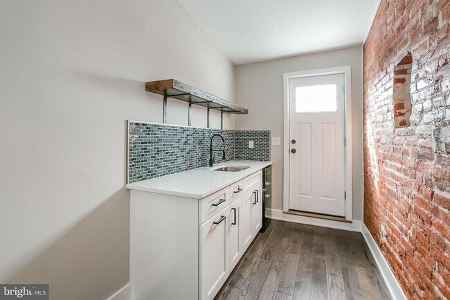 Building Photo - Gorgeously renovated classic row home with Off-Street Parking