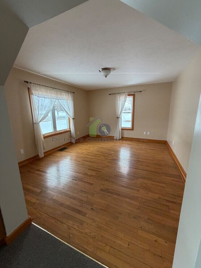 Building Photo - SINGLE FAMILY 2 Bed Available NOW in MARNE!