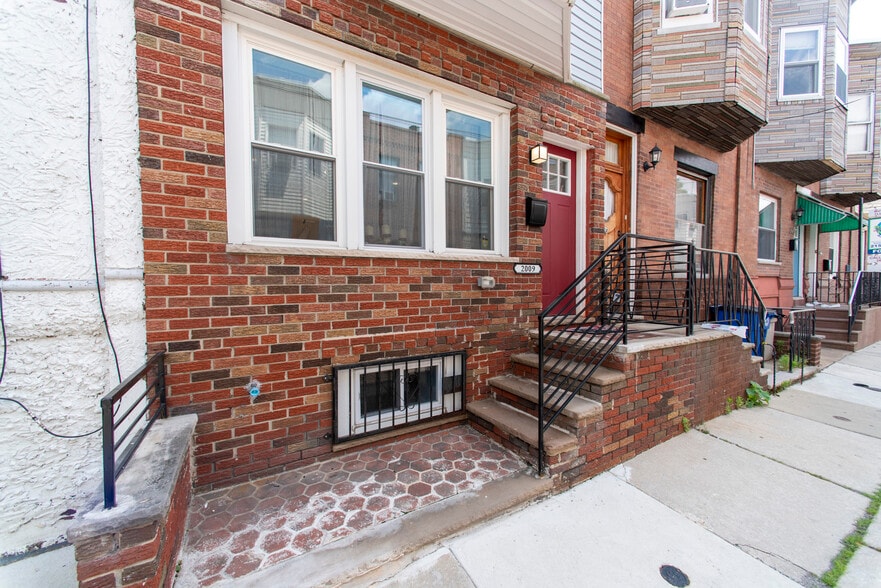 Building Photo - 2009 S Opal St