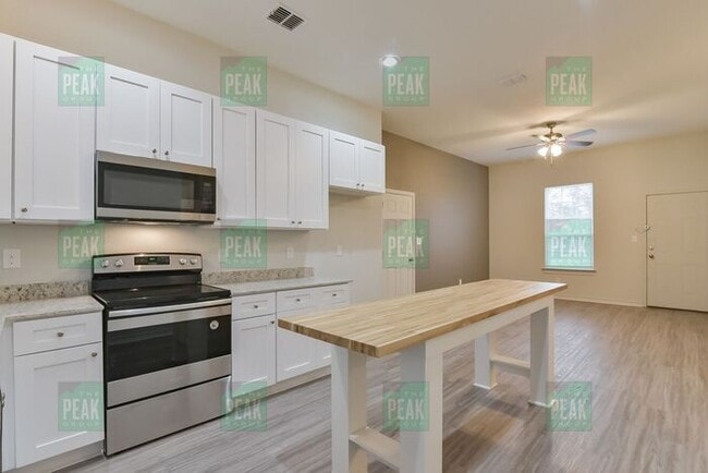 Building Photo - $1515! Beautiful Corner lot home in Fort Worth! Available 5/16!
