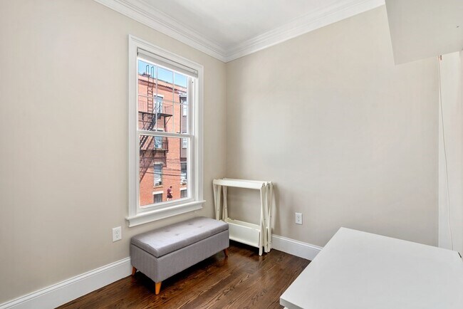 Building Photo - 3 Monmouth St
