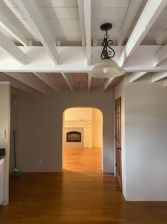 Building Photo - ABSOLUTELY DARLING 2 Bedroom  1 Bath DOWNT...