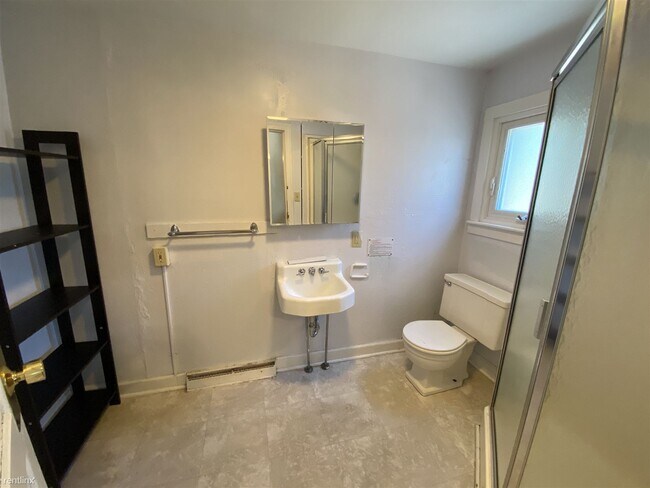 Building Photo - 7 br, 3 bath House - 524 Walnut St 524 Walnut
