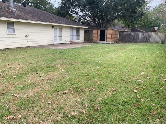 Building Photo - 1006 Poppets Way