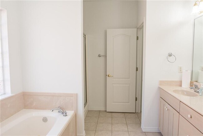 Building Photo - 8 Morganshire Dr