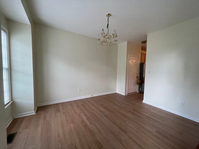 Building Photo - 412 Silvergrove Dr