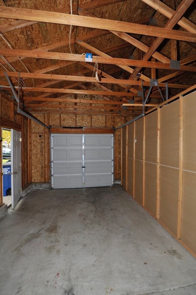 Building Photo - Basement 2 bed 1 bath unit